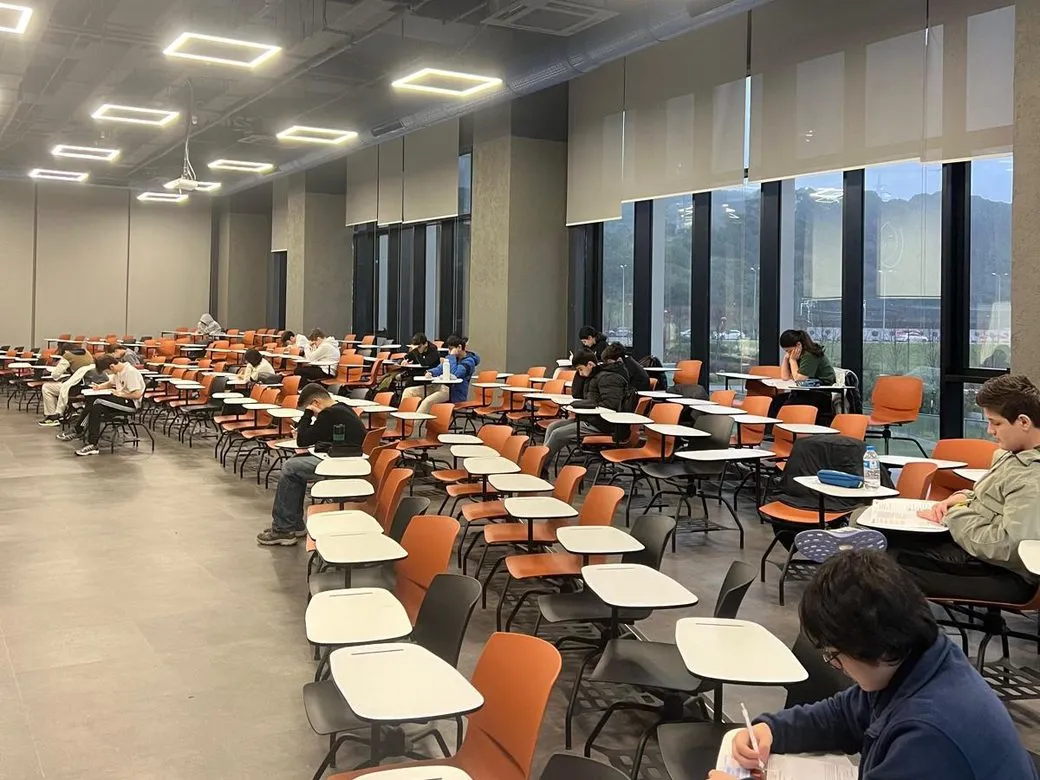Üniversite amfisinde deneme sınavı