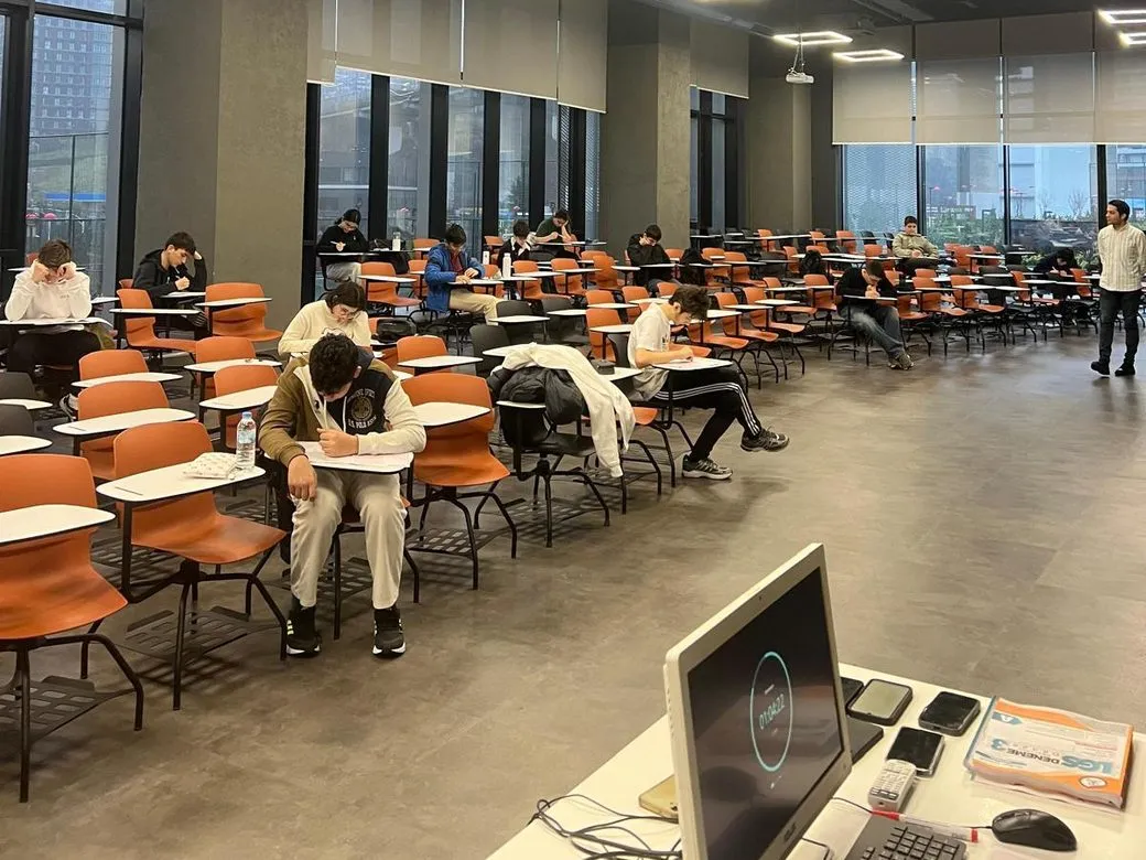 Deneme sınavı — gözetmen masası ve süre takibi